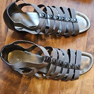 Bella Marie Women's Strappy Sandals - Black and Gray